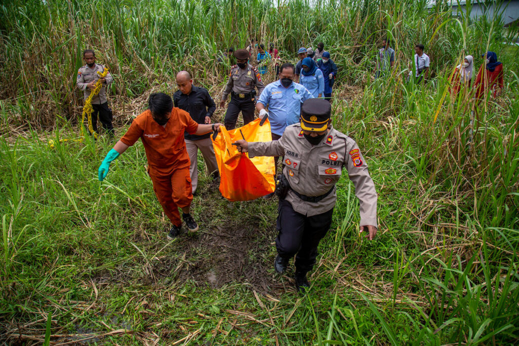 Penemuan kerangka manusia, Rabu (8:2:2023) yang diidentifikasi sebagai Kasijo dievakulasi oleh tim forensik kepolisian. MOJOK.CO