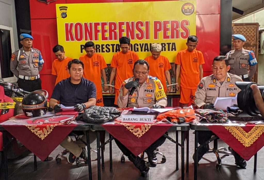 Polisi memperlihatkan para pelaku penyerangan dan pembacokan di Titik Nol Km Yogyakarta di Mapolres Yogyakarta,. MOJOK.CO