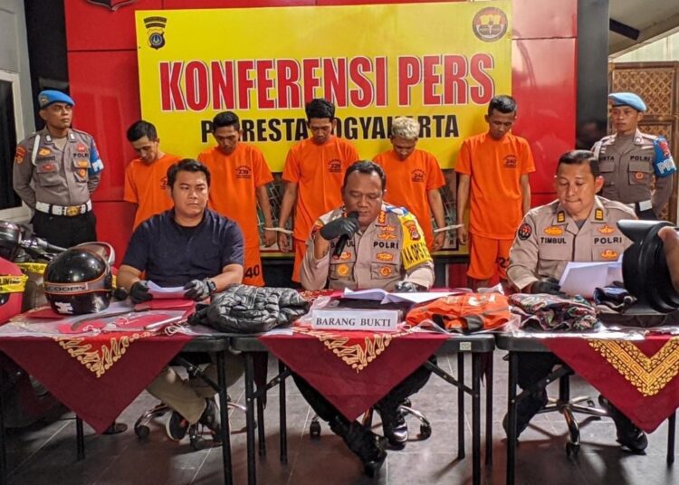 Polisi memperlihatkan para pelaku penyerangan dan pembacokan di Titik Nol Km Yogyakarta di Mapolres Yogyakarta,. MOJOK.CO