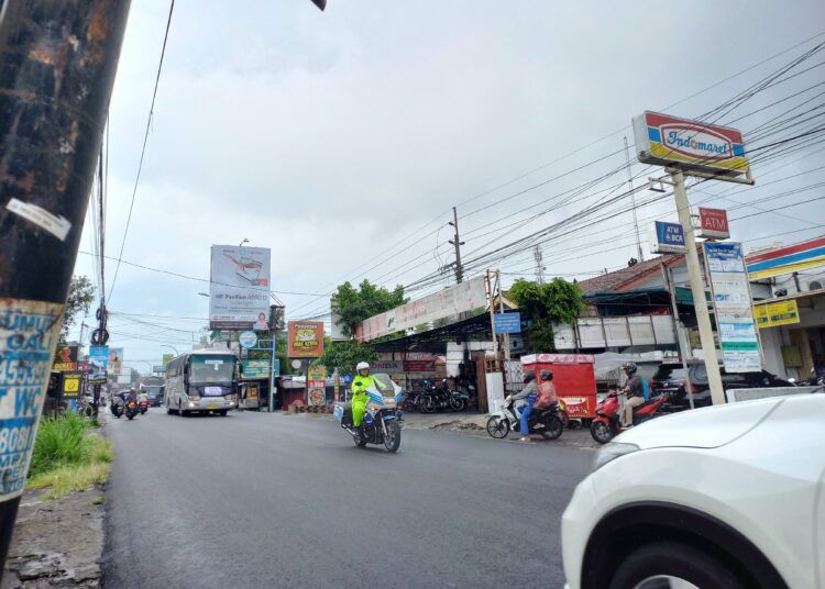 patwal polisi terhadap bus pariwisata