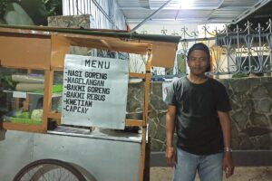 Pak Kancil dengan gerobak nasi gorengnya. Selama 28 tahun ia jualan nasi goreng keliling di Jogja. MOJOK.CO