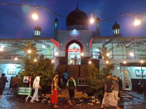 Jemaah Masjid Syuhada mulai berdatangan. MOJOK.CO