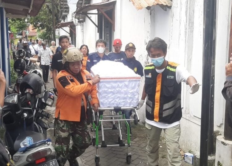 Jenazah AI, korban mutilasi dibawa ke rumah setelah diautopsi, Senin (20/03/2023). Polisi akhirnya menangkap pelaku mutilasi sehari setelah korban ditemukan. MOJOK.CO