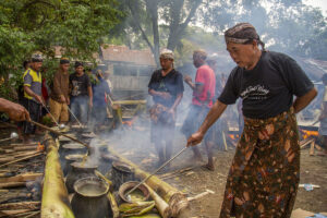 Karso (kanan) kepala desa Pekuncen yang membantu memasak di Plataran Blimbing. MOJOK.CO