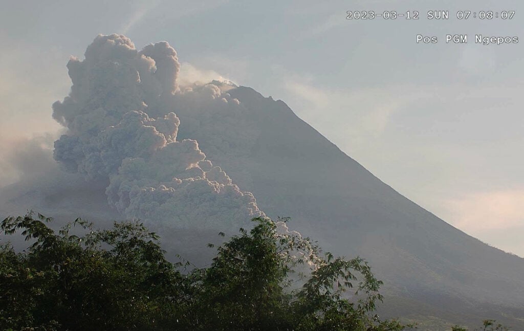 Luncuran awan panas erupsi Gunung Merapi (BPPTKG) MOJOK.CO