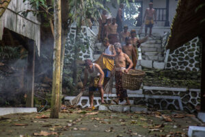 Anak Putu, membersihkan halaman makam Kiai Bonokeling. (Eko Susanto/Mojok.co)
