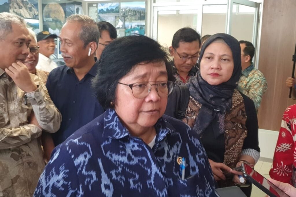 Menteri LHK, Siti Nurbaya menjelaskan tentang kerusakan Ranca Upas disela meresmikan Pusat Ilmu Kebumian SNC di Fakultas Geografi UGM. MOJOK.CO