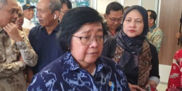 Menteri LHK, Siti Nurbaya menjelaskan tentang kerusakan Ranca Upas disela meresmikan Pusat Ilmu Kebumian SNC di Fakultas Geografi UGM. MOJOK.CO