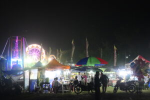 Banyak pekerja pasar malam yang bergantung pada cuaca. Mojok.co