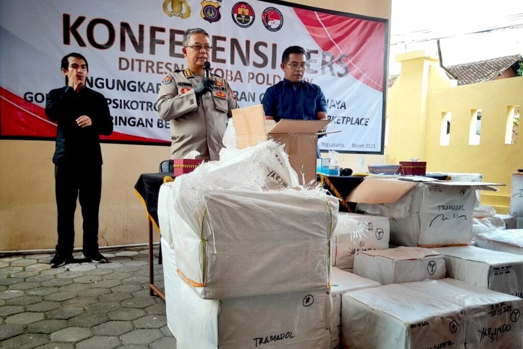 Polisi memperlihatkan barang bukti obat berbahaya psikotropika di Mapolda DIY, Selasa (07:03:2023). MOJOK.CO