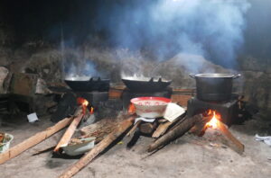Proses memasak Opor Bebek Bu Suyud menggunakan kayu bakar. MOJOK.CO