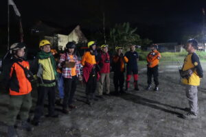 Relawan hendak berangkat patroli di Pos Aju SAR DIY Kalikuning. MOJOK.Co
