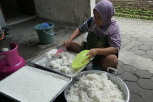 Relawan ibu-ibu menanak nasi. MOJOK.CO