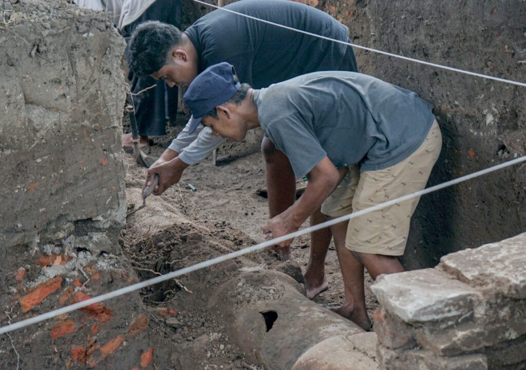 Tim arkeolog melakukan ekskavasi plempem di situs Kraton Pleret. MOJOK.CO