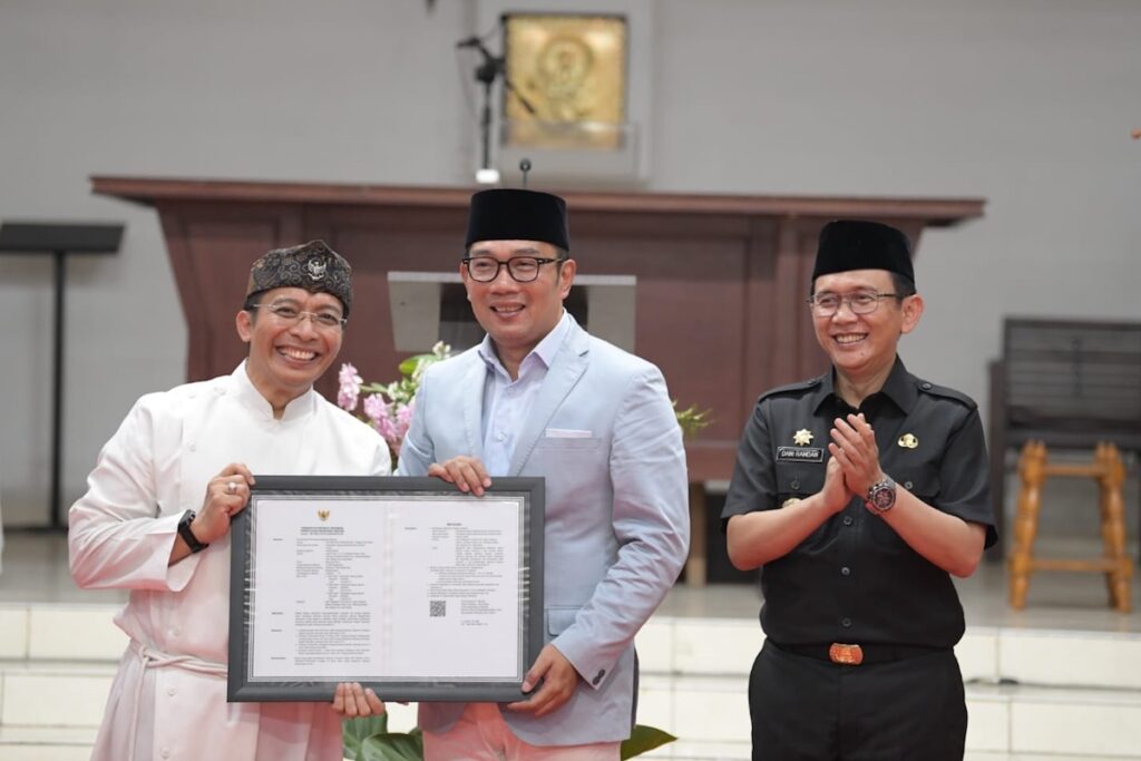 Gubernur Jabar, Ridwan Kamil menyerahkan PBG Gereja Katolik Ibu Teresa Paroki Cikarang di Kabupaten Bekasi, Selasa (11/4/2023).