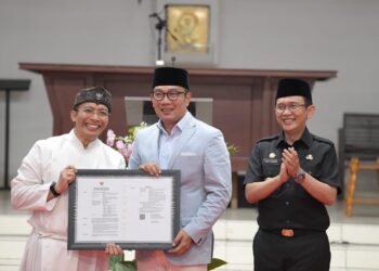 Gubernur Jabar, Ridwan Kamil menyerahkan PBG Gereja Katolik Ibu Teresa Paroki Cikarang di Kabupaten Bekasi, Selasa (11/4/2023).