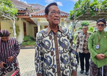 Gubernur DIY, Sri Sultan HB X menyampaikan soal harga tanah yang mahal sehingga menawarkan rumah murah di Kompleks Kepatihan Kota Yogyakarta, Kamis (06/3/2023). MOJOK.CO