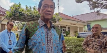Gubernur DIY, Sri Sultan HB X menyampaikan tentang THR di Kompleks Kepatihan Yogyakarta, Selasa (04/04/2023). (Yvesta Ayu/Mojok.co)