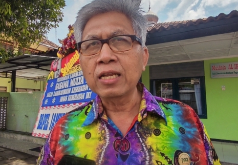 Kepala Dispertaru DIY, Krido Suprayitno, menjelaskan tanahd di Kulon Progo yang terdampak tol. MOJOK.CO