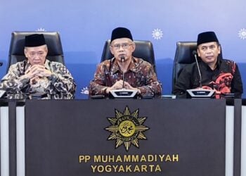 Ketua Umum PP Muhammadiyah, Haedar Nashir dan pimpinan lain menyampaikan 1 Syawal 1444 H di Kantor PP Muhammadiyah Yogyakarta, Selasa (18/04/2023) petang. MOJOK.CO