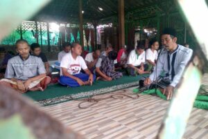Muhammad Tri Hardono (53) pendiri Pondok Tetirah Zikir nampak memimpin salat dan zikir bersama para santri ODGJ. MOJOK.CO