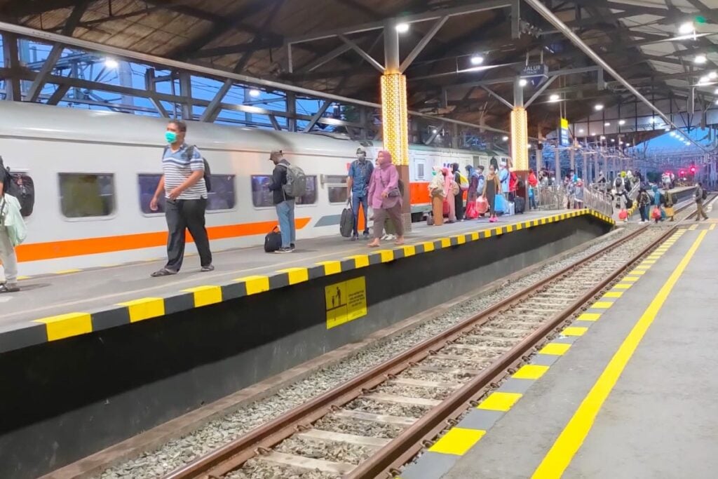 Para penumpang di Stasiun Tugu Yogyakarta. MOJOK.CO