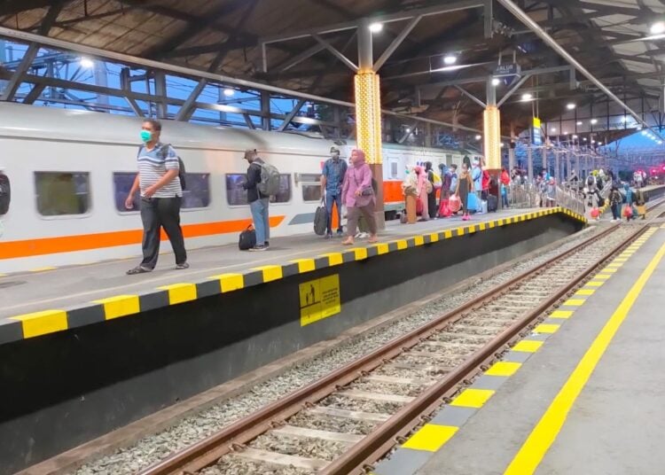 Para penumpang di Stasiun Tugu Yogyakarta. MOJOK.CO