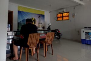 Sorang mahasiswa sedang menggadaikan barangnya di tempat gadai. MOJOK.CO