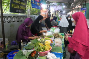 Suasana Pasar Sore Ramadhan di Kampung Kauman Yogyakarta. MOJOK.CO