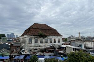 Gedung Setan dari Fly Over Pasar Kembang, salah satu gedung yang jadi landmark di Surabaya. MOJOK.CO