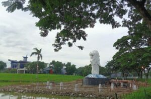 Imitasi patung Merlion di kawasan G-Walk Surabaya yang sedang direnovasi. MOJOK.CO