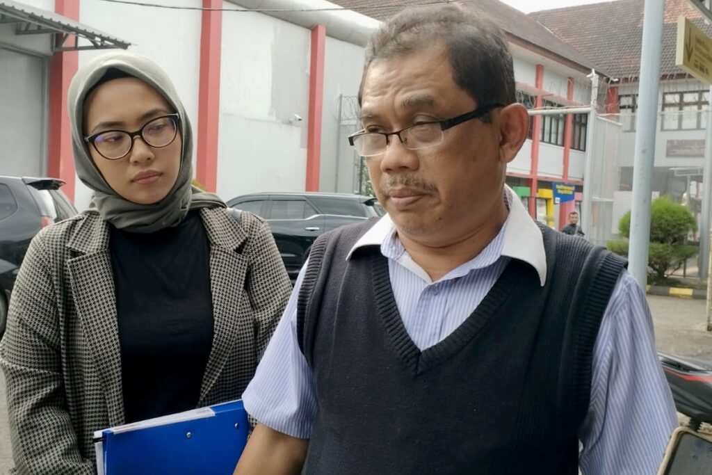 Kuasa hukum Bagus Nur Edy Wijaya, Muhammad Taufiq memberikan keterangan terkait kasus dugaan korupsi perawatan Stadion Sultan Agung di Lapas Wirogunan, Kamis. MOJOK.CO