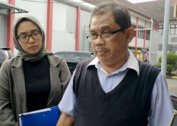 Kuasa hukum Bagus Nur Edy Wijaya, Muhammad Taufiq memberikan keterangan terkait kasus dugaan korupsi perawatan Stadion Sultan Agung di Lapas Wirogunan, Kamis. MOJOK.CO