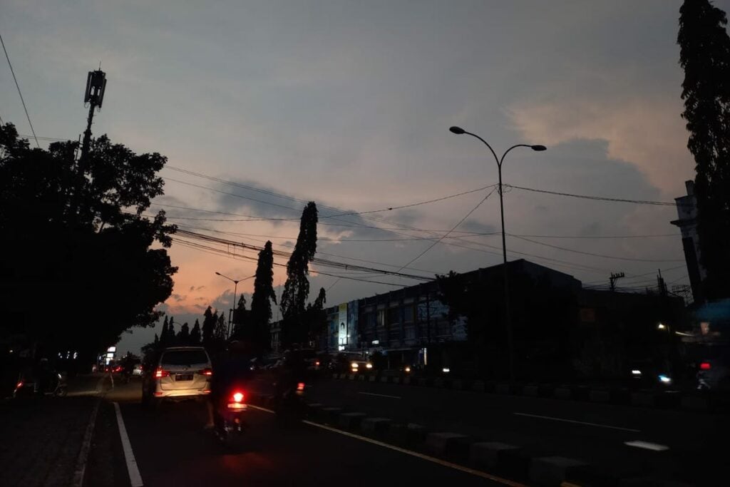 Lampu di Jalan Ring Road Jogja mati ketika malam. MOJOK.CO