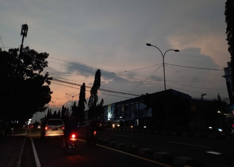 Lampu di Jalan Ring Road Jogja mati ketika malam. MOJOK.CO