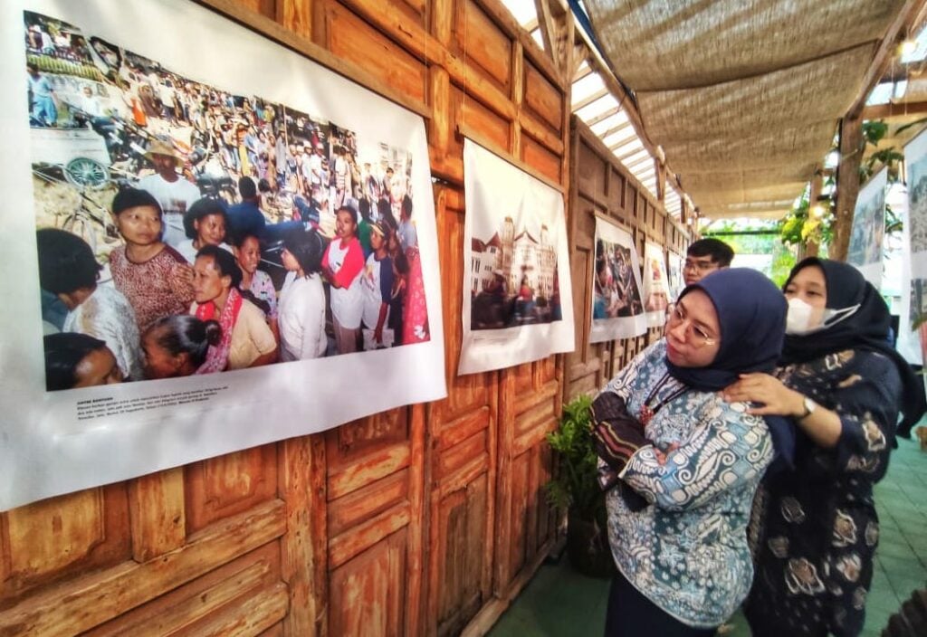 Mengingat dan Belajar dari Gempa Jogja 2006 Melalui Pameran Foto. MOJOK.CO