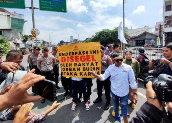 Utang Miliaran Tak Dibayar, Korban Istaka Karya Unjukrasa di Underpass Kentungan. MOJOK.CO