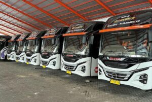 Armada Bus Bagong dengan mesin Hino jurusan Malang Surabaya dengan tarik biasa. MOJOK.CO