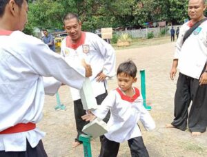 Bela diri Merpati Putih mengajarkan pemukulan benda keras. MOJOK.CO