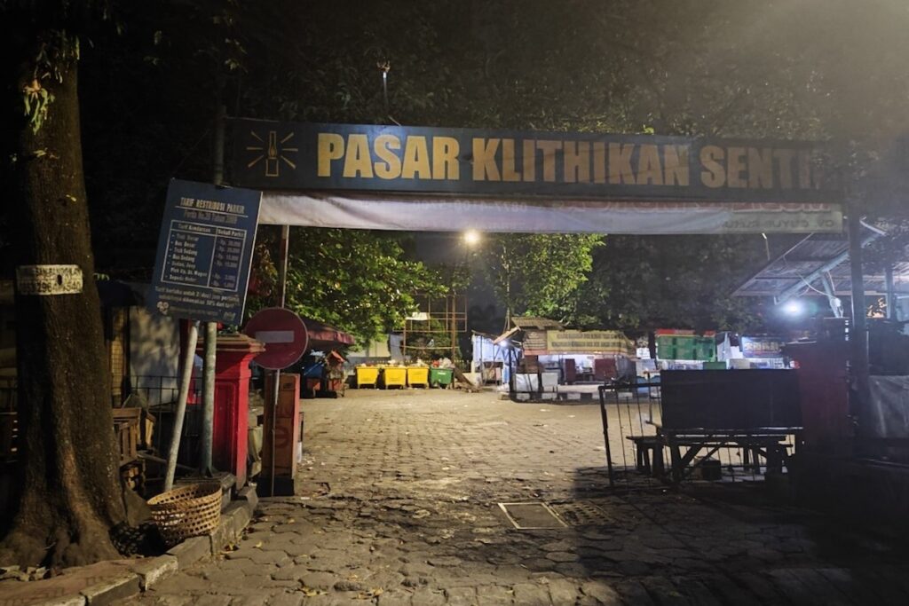 Lagi, Muncul Kasus Parkir Nuthuk di Pasar Senthir Klitikan. MOJOK.CO