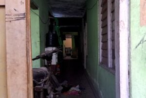 Kondisi lorong kamar kos Nasir. (Salim Zaki/Mojok.co)