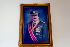Lukisan Jendral Purn Subagyo HS, pendiri PO Bimo di ruang kerja. MOJOK