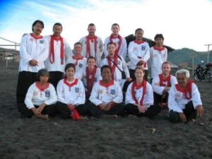 Guru Besar ( jongkok rambut putih ) dan anggota MP dari Utah USA, di pantai parangkusumo Bantul. MOJOK.CO