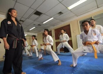 Latihan Keras Pencak Silat Tenaga Dasar, Perguruan Yayan Ruhian yang Disegani di Luar Negeri. MOJOK.CO