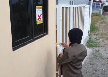 Petugas menyegel perumahan yang dikelola PT Nesa Berkah Jaya di Ngaglik, Sleman, Jumat (23/06/2023). MOJOK.CO