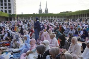 Mendengar Mereka yang Salat Idul Adha di Masjid Istiqlal 