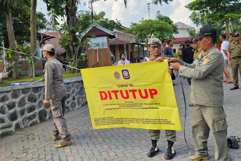 Salahgunakan Tanah Kas Desa, Maguwoharjo Footbal Park Disegel. MOJOK.CO