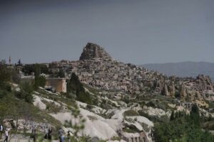 Cappadocia yang berada di provinsi Nevşehir, Turkiye juga memiliki julukan Land of Fairy Chimneys atau cerobong peri. MOJOK.CO