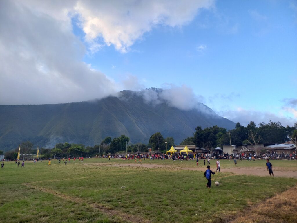 sepab bola di kaki gunung rinjani mojok.co