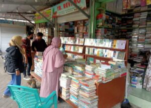 Berburu buku di pusat buku bekas, Jl. Semarang, Surabaya. MOJOK.CO